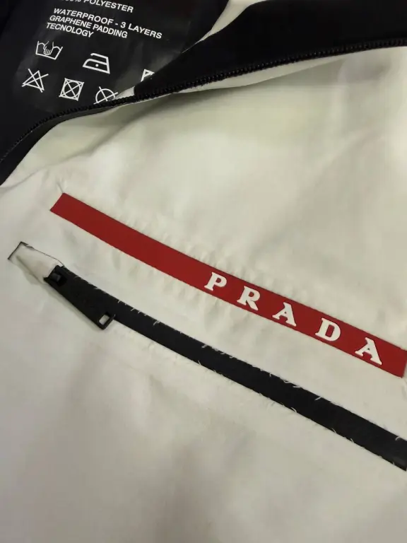 Женская куртка Prada
