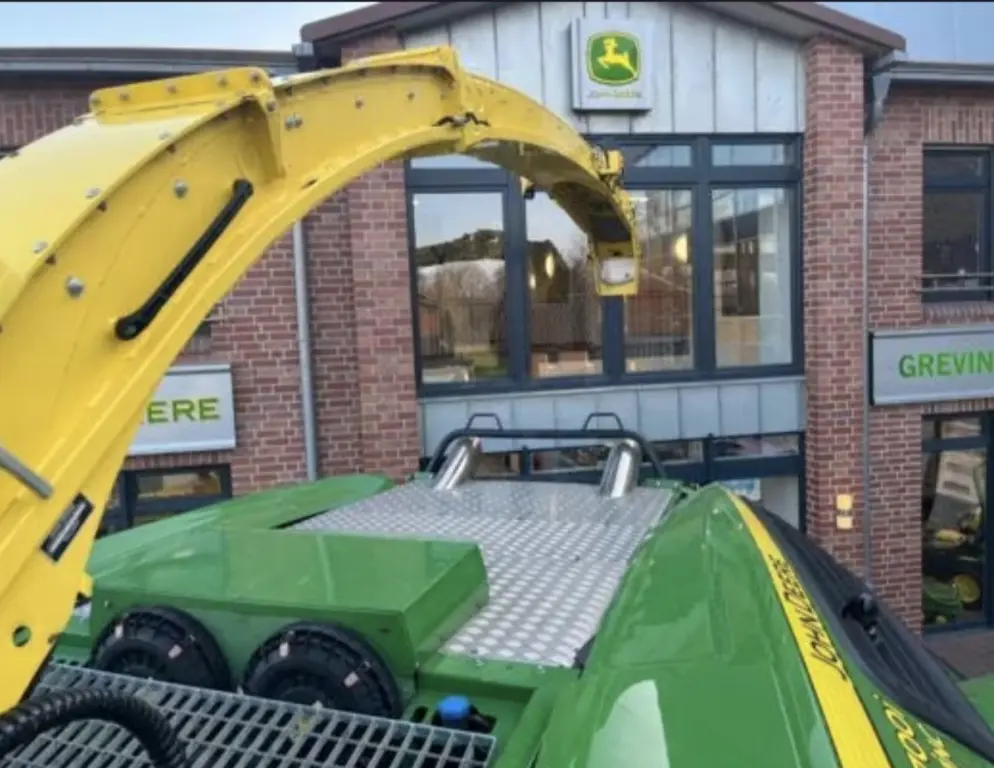 Продается самоходный кормоуборочный комбайн John Deere 9700i + жатка Kemper 475Plus