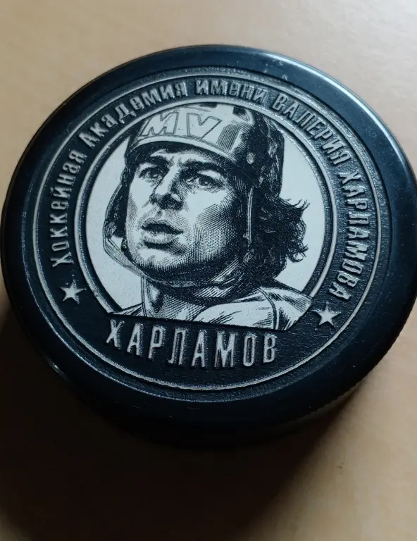 Гравюры на хоккейных шайбах