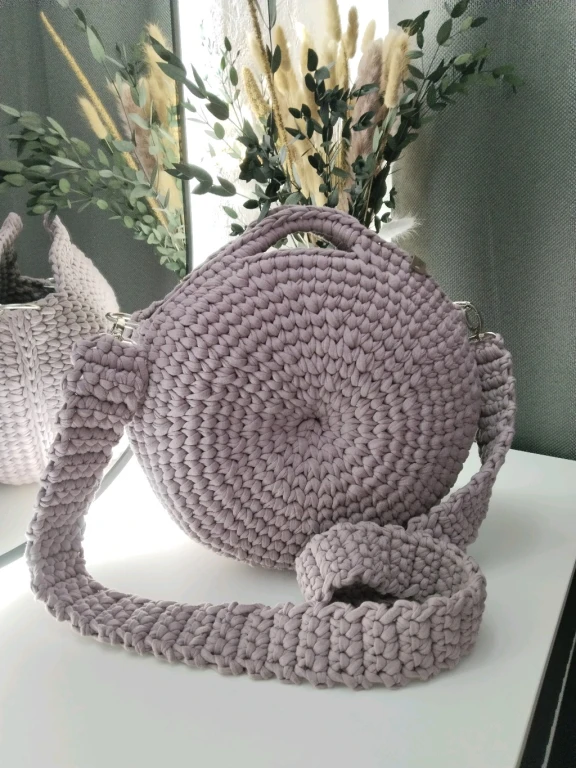 Круглая вязаная сумка ручной работы