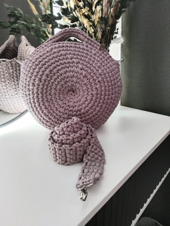 Круглая вязаная сумка ручной работы