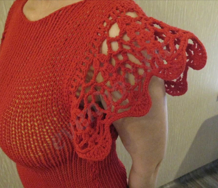 Кофта с ажурными рукавами