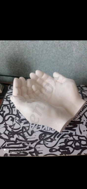 Руки из гипса.