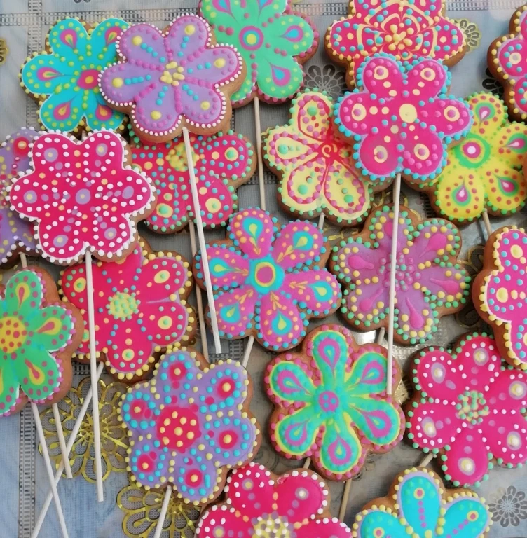 Расписные пряники на палочке.