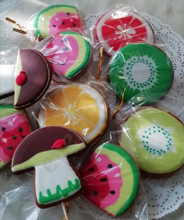 Расписные пряники на палочке.