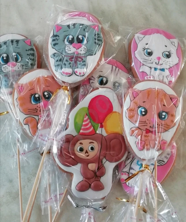 Расписные пряники на палочке.