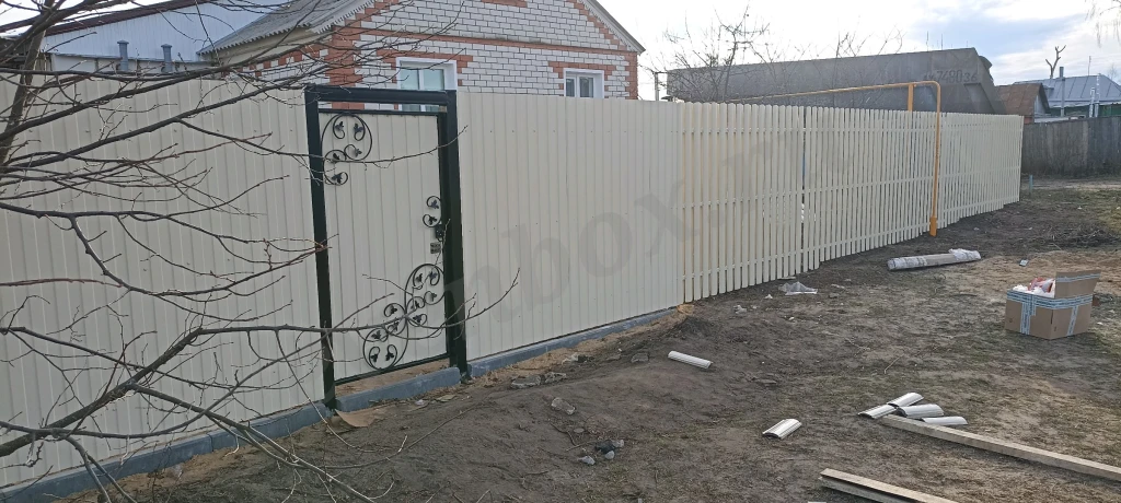 монтаж заборов металлопрофиль