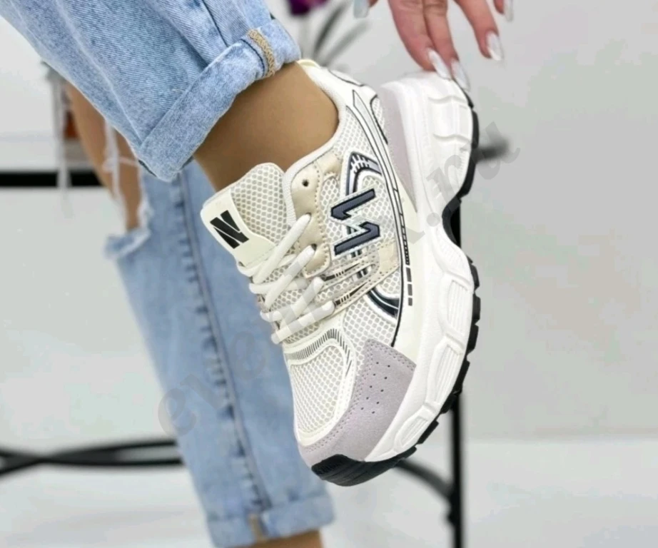 Кроссовки женские новые