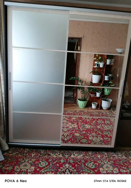 Шкаф с зеркалом