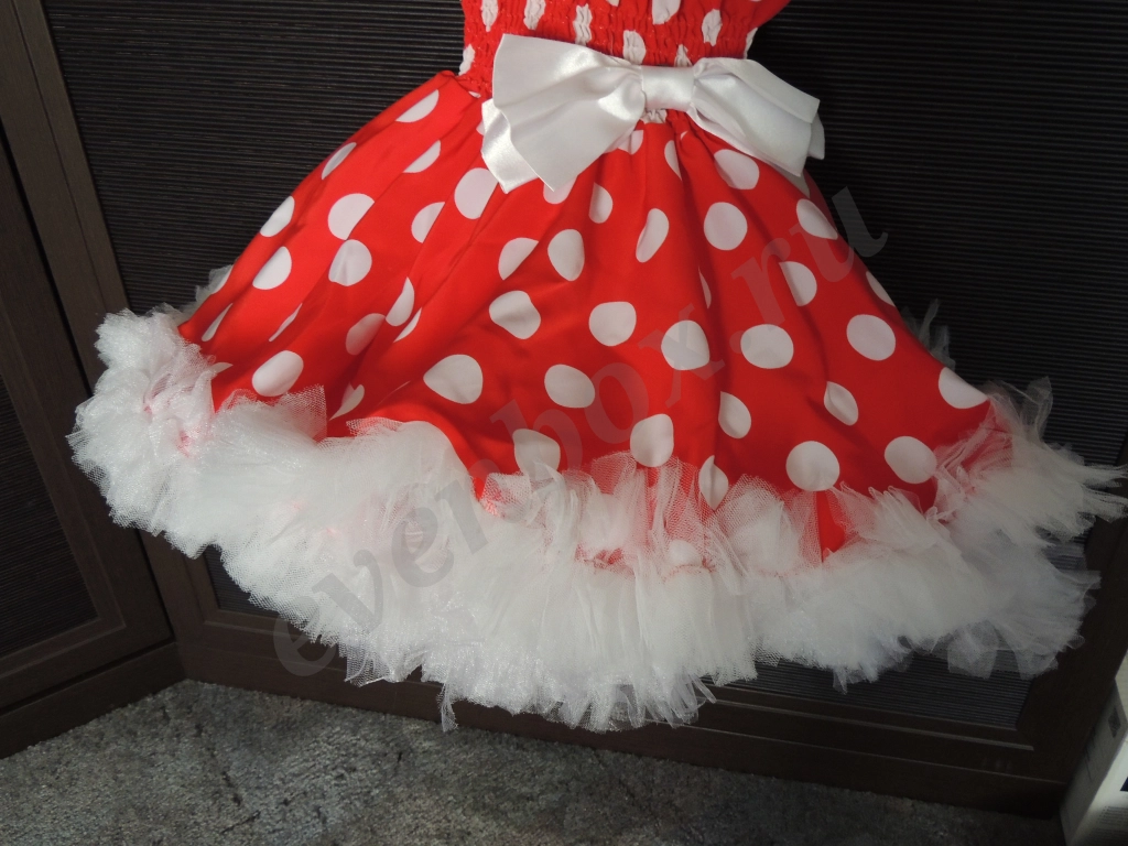 Красное платье в горох