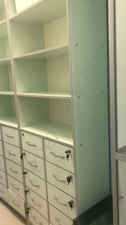 Витрины и стеллажи для аптеки