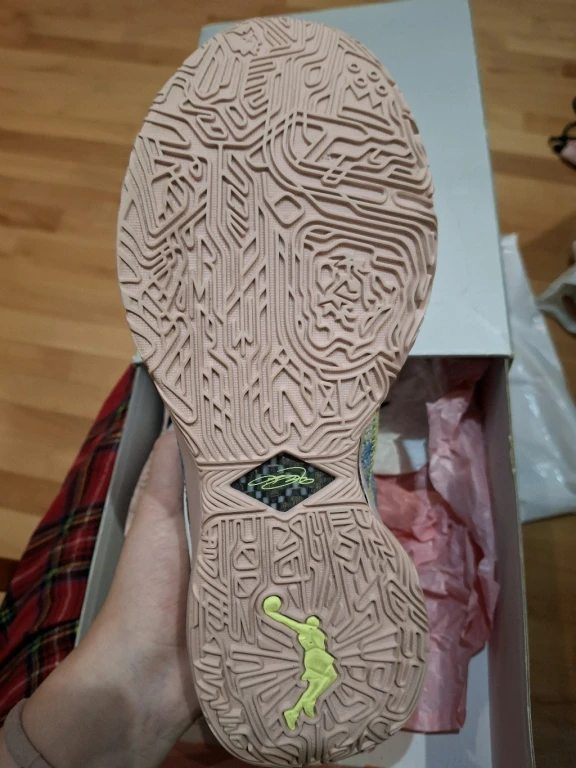 Баскетбольные кроссовки Nike LeBron 20