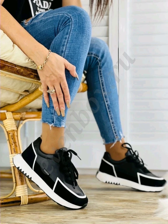 Кроссовки женские