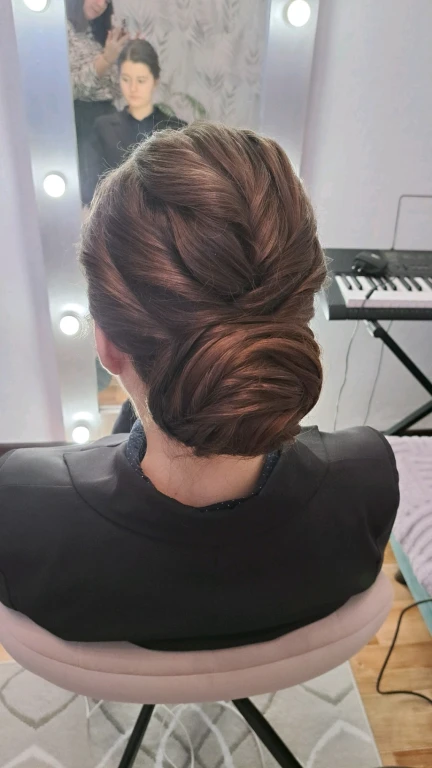 Прически и макияж