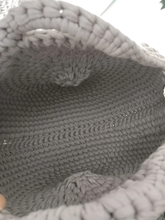 Круглая вязаная сумка ручной работы