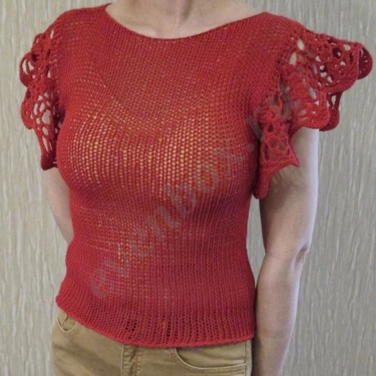 Кофта с ажурными рукавами