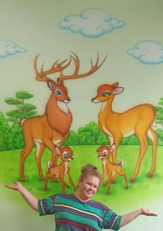 Роспись стен аэрогрофом.