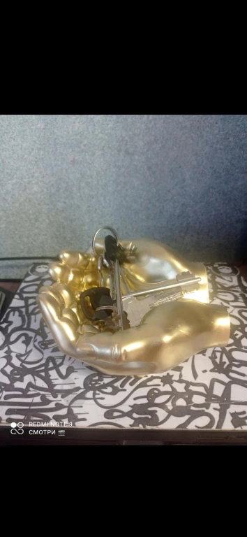 Руки из гипса.