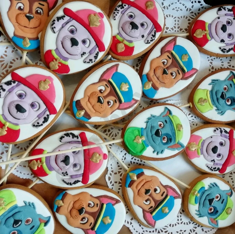 Расписные пряники на палочке.