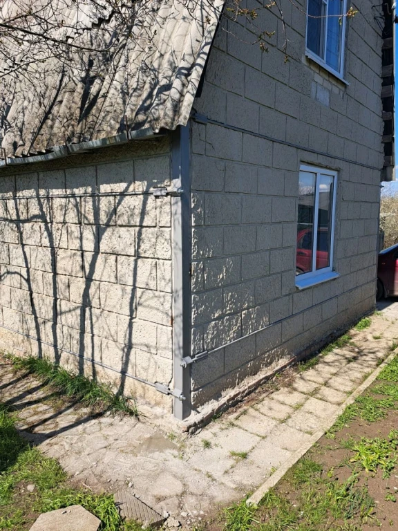 Стягивание стен домов металлом