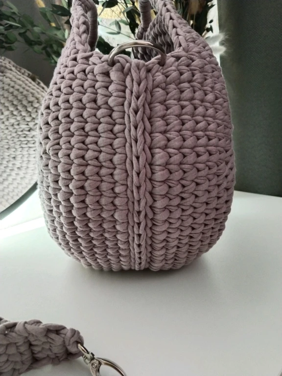 Круглая вязаная сумка ручной работы