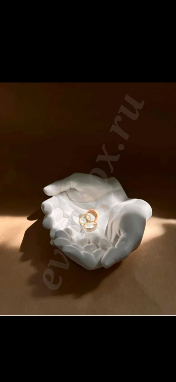 Руки из гипса.