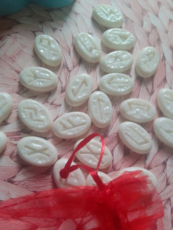 Руны из гипса/эпоксидной смолы