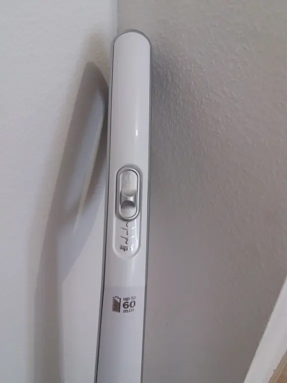 Вертикальный безпроводный пылесос Bosch BCH6ATH25 с зарядкой от сети.