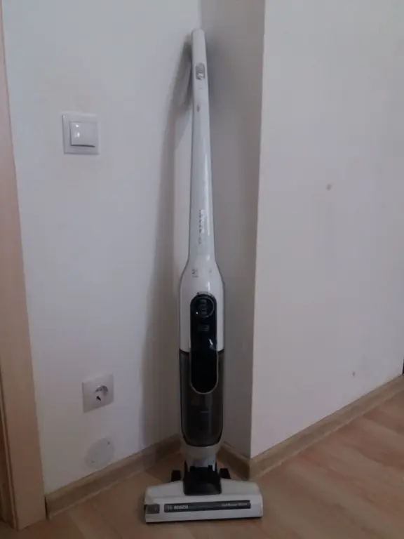 Вертикальный безпроводный пылесос Bosch BCH6ATH25 с зарядкой от сети.