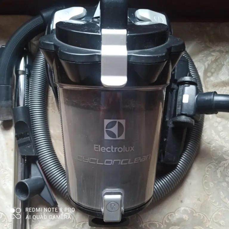 Пылесос Электолюкс модель27880,сухая,контейнер,мощный,3 года
