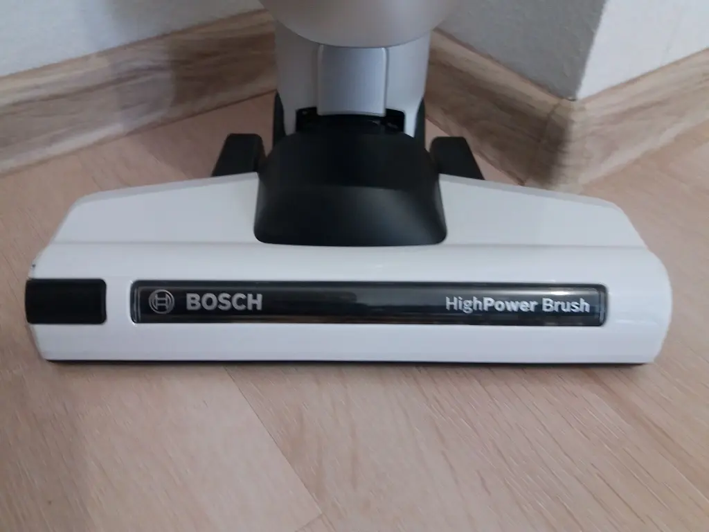 Вертикальный безпроводный пылесос Bosch BCH6ATH25 с зарядкой от сети.