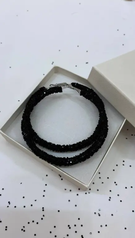 Чокеры, серьги конго сияющие стразовые в технике макраме