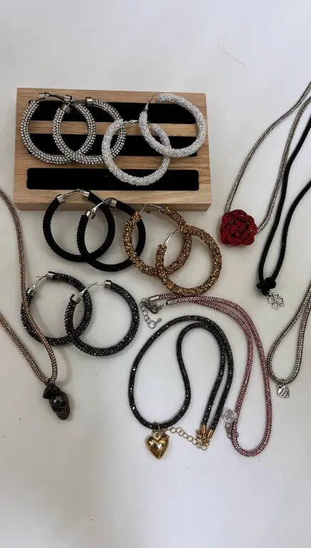 Чокеры, серьги конго сияющие стразовые в технике макраме