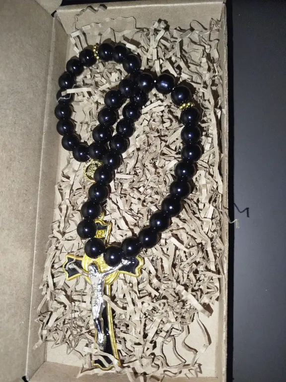 Подвеска на зеркало, чётки.