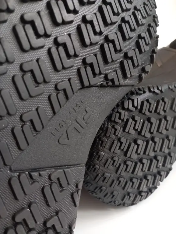 новые кроссовки fila